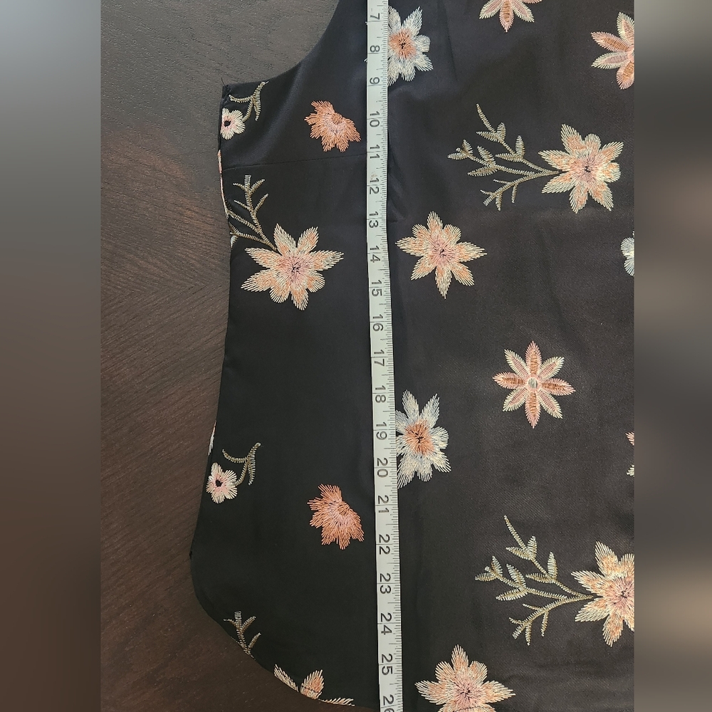 Chico's Black and Pink Sleeveless Blouse w/ Embroidered Flowers. Beautiful Top - Picture 9 of 9